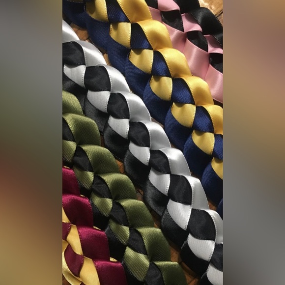 Graduation Ribbon Lei - Picture 2 of 2